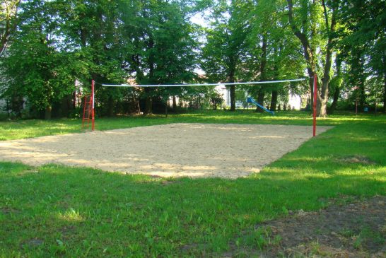 Odnowione boisko do siatkówki w parku przy Urzędzie Gminy i GOK w Młodzieszynie