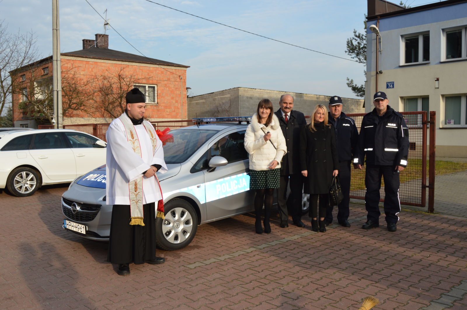Przekazanie samochodu dla Policji w Młodzieszynie