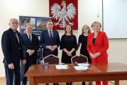 Podpisanie umowy na przebudowę ul. Chodakowskiej w Młodzieszynie