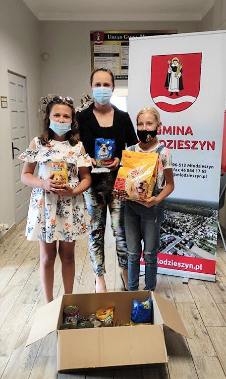 Zbiórka karmy trwa! Uczennice SP w Młodzieszynie dają dobry przykład