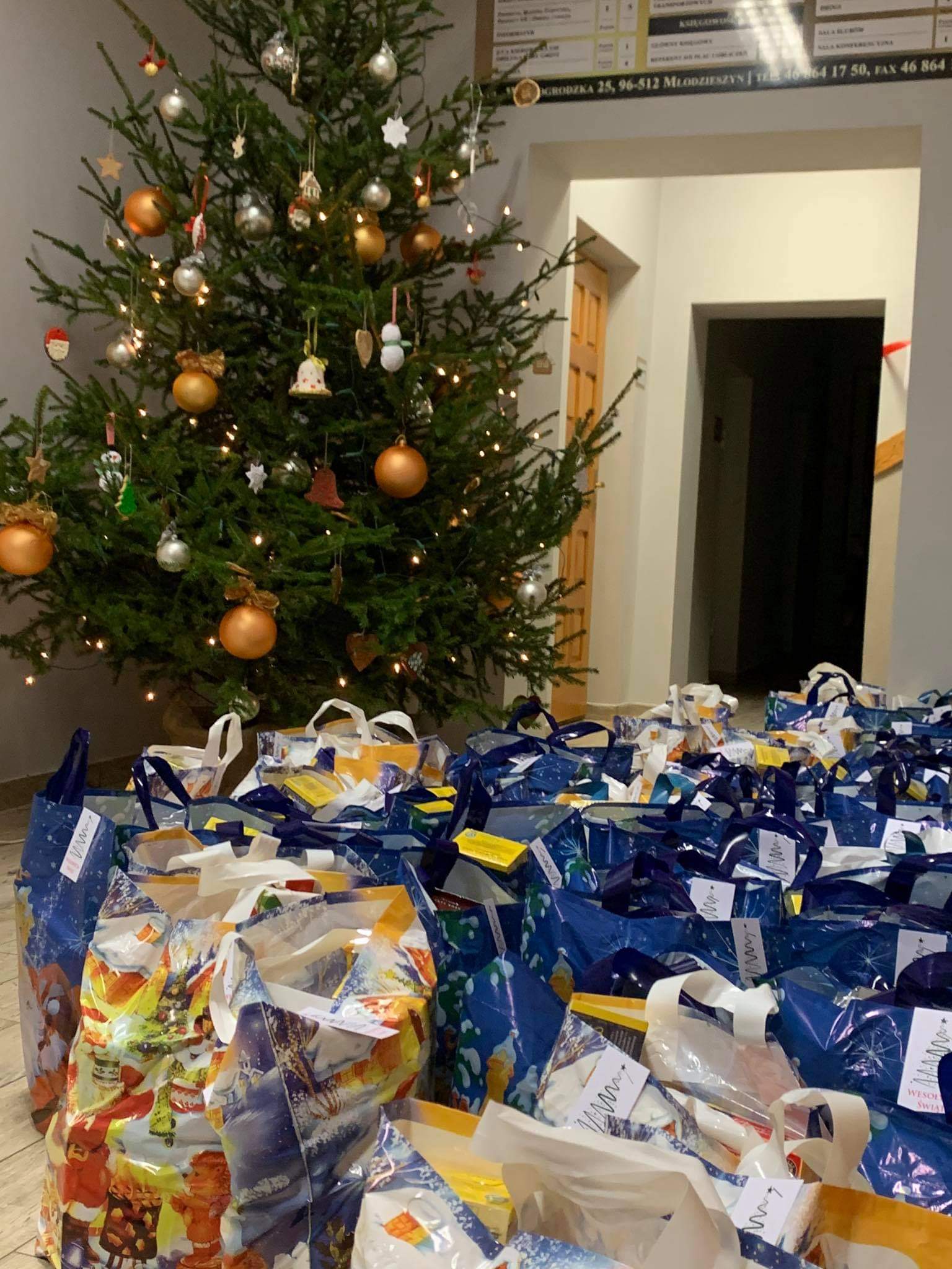 Święty Mikołaj z prezentami odwiedzi  potrzebujących mieszkańców Gminy Młodzieszyn