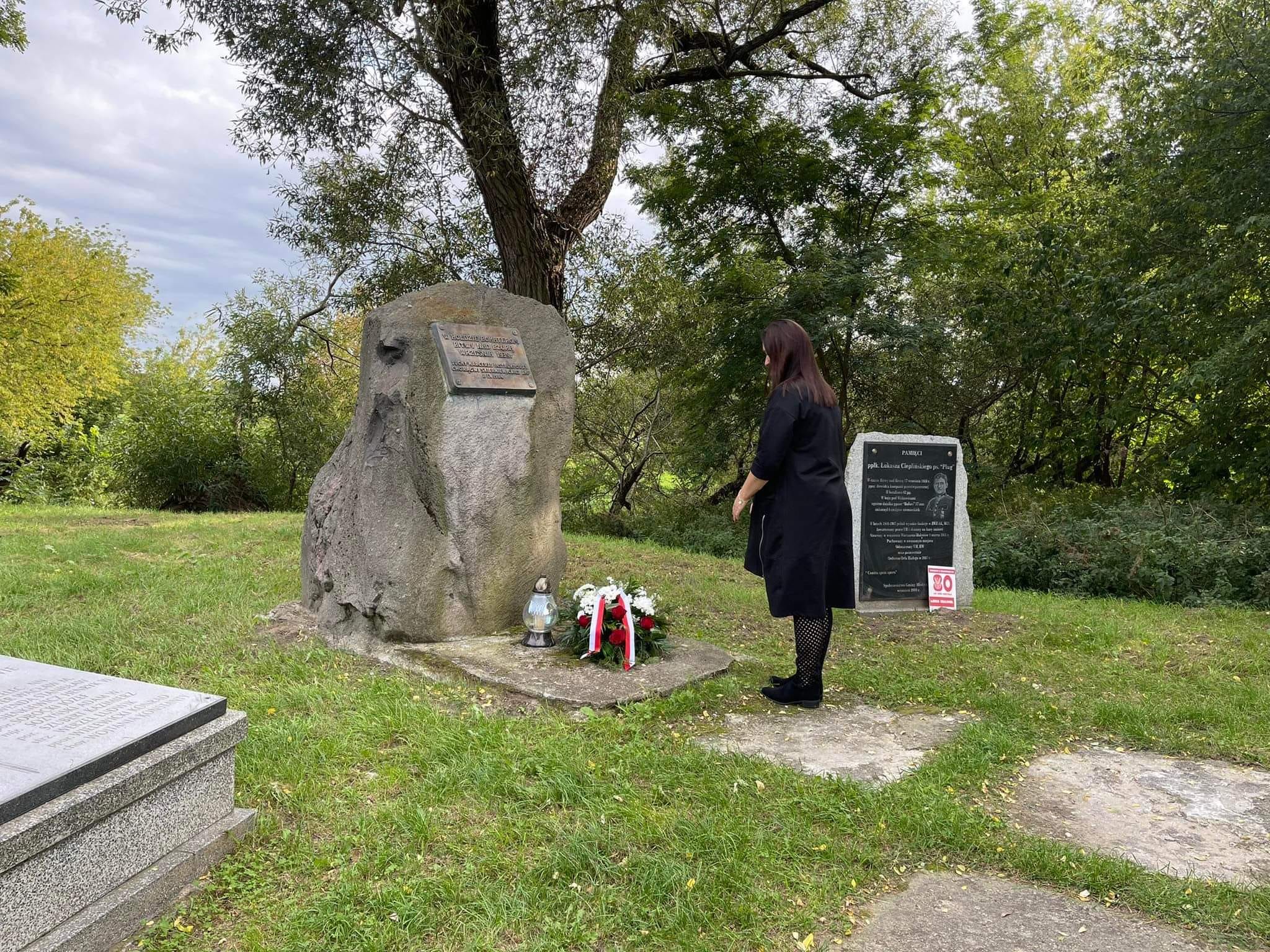 W hołdzie poległym