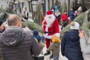 Mikołaj, choinki, kiermasze i prezenty czyli coroczna akcja Choinka pod Choinkę w Młodzieszynie