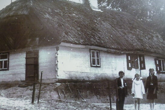 Stary dom rodzinny Państwa Jerzego i Urszuli Kornackich Stare Budy 45 na zdjęciu od lewej dzieci Darek, Magda, Lidka