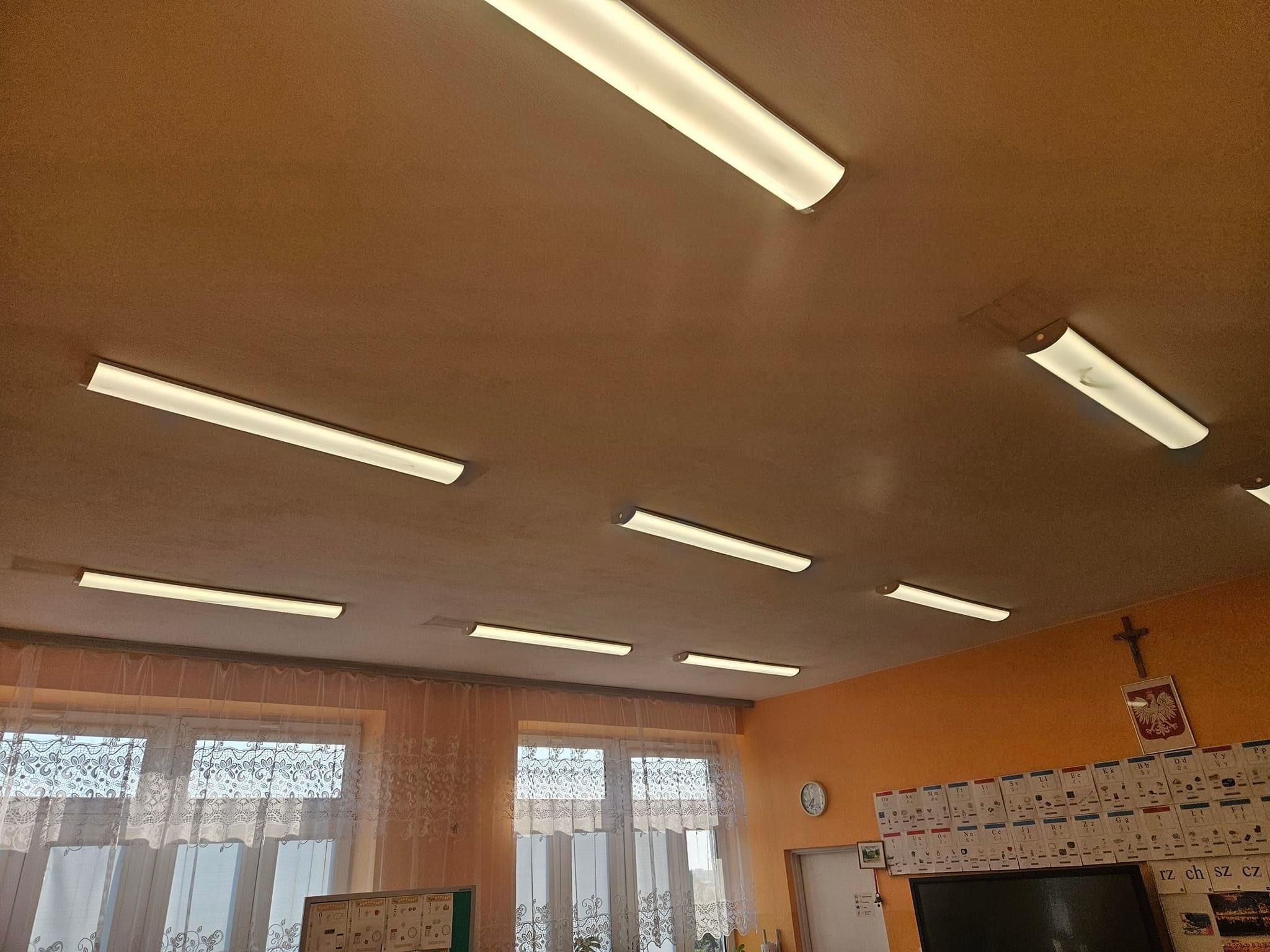 Szkoła Podstawowa w Janowie z nowym oświetleniem