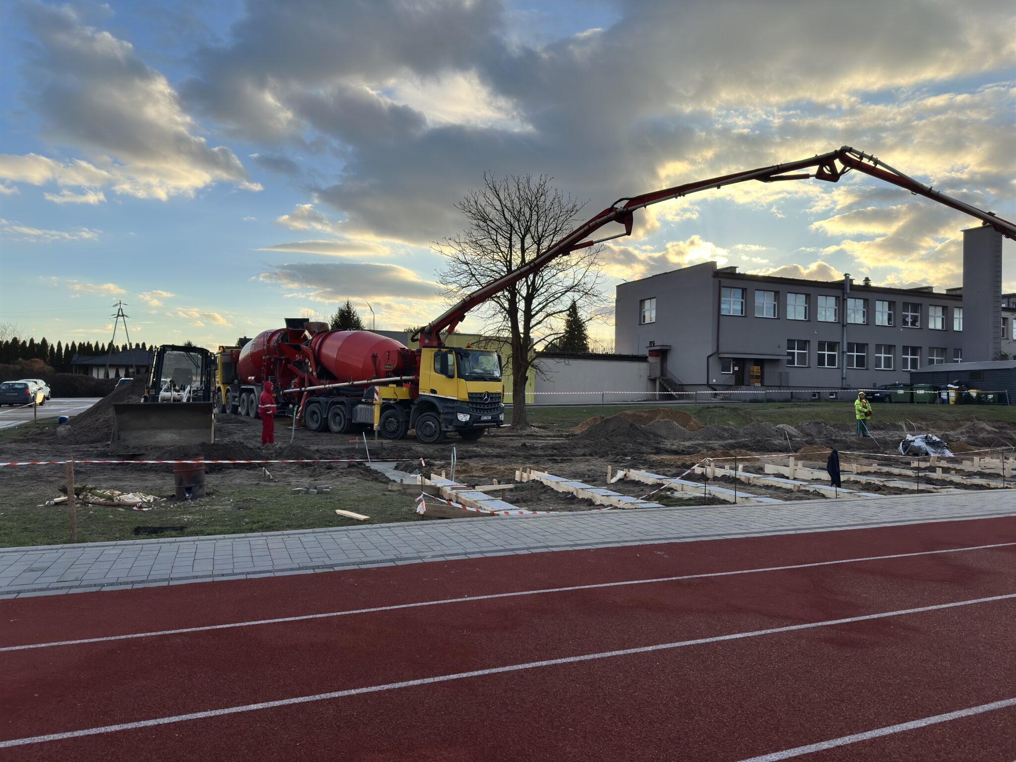 Rozpoczęcie budowy zaplecza sportowego z widownią przy obiekcie lekkoatletycznym w Młodzieszynie