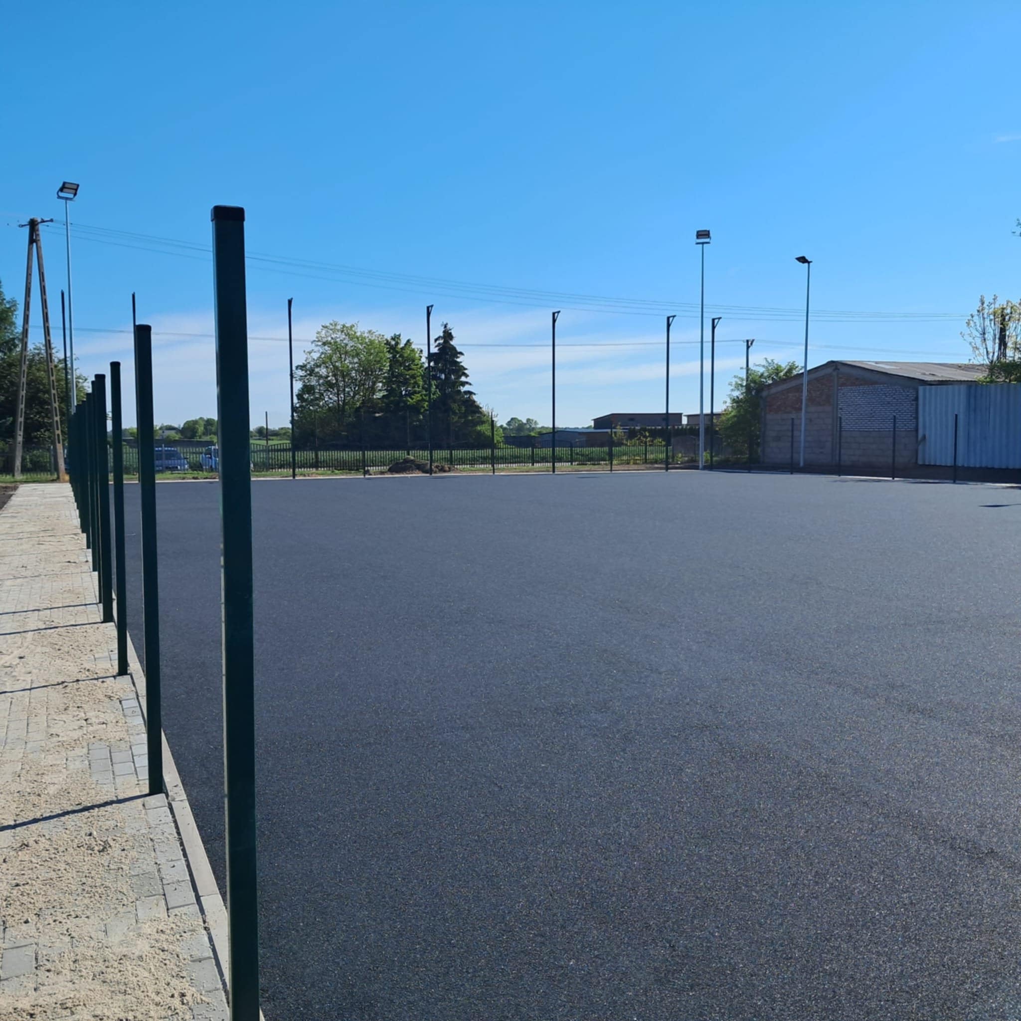 Zaawansowany stan budowy boiska wielofunkcyjnego przy Szkole Podstawowej w Janowie