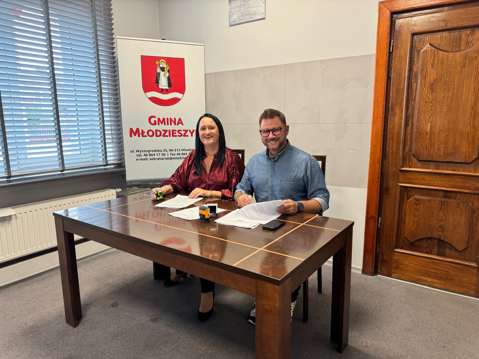 Podpisanie umowy na wykonanie nasadzeń zieleni przy szkołach w Młodzieszynie i Janowie