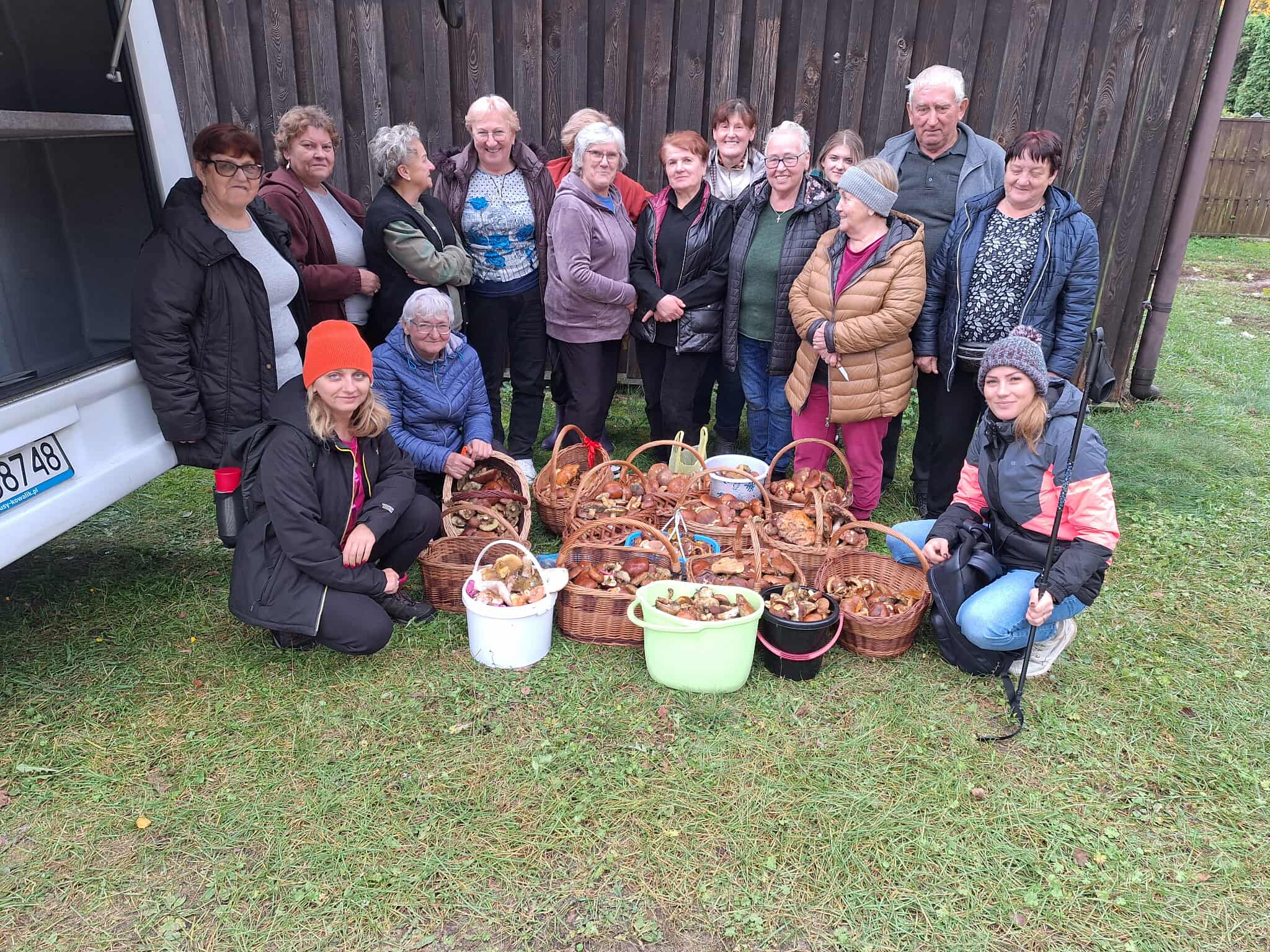 Seniorzy z Młodzieszyna na grzybobraniu w Nadleśnictwie Wielbark