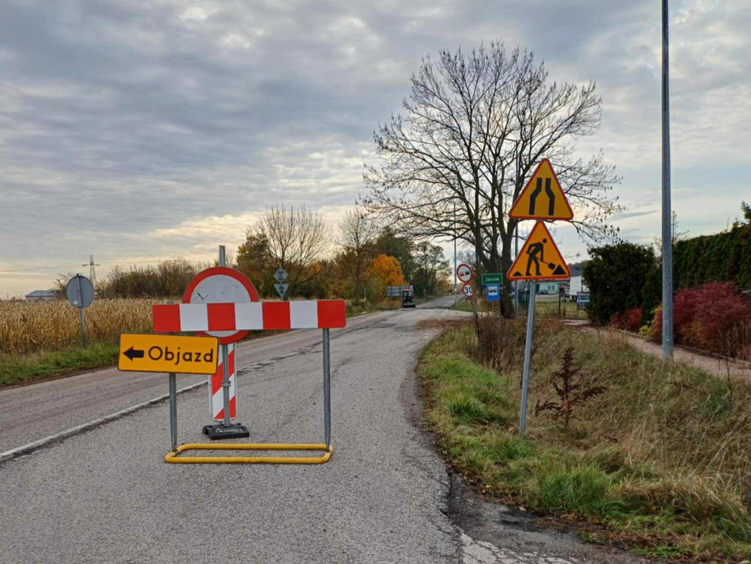 Czasowe zamknięcie remontowanej drogi powiatowej relacji Janów-Rybno w dniu 31.10.2025r.