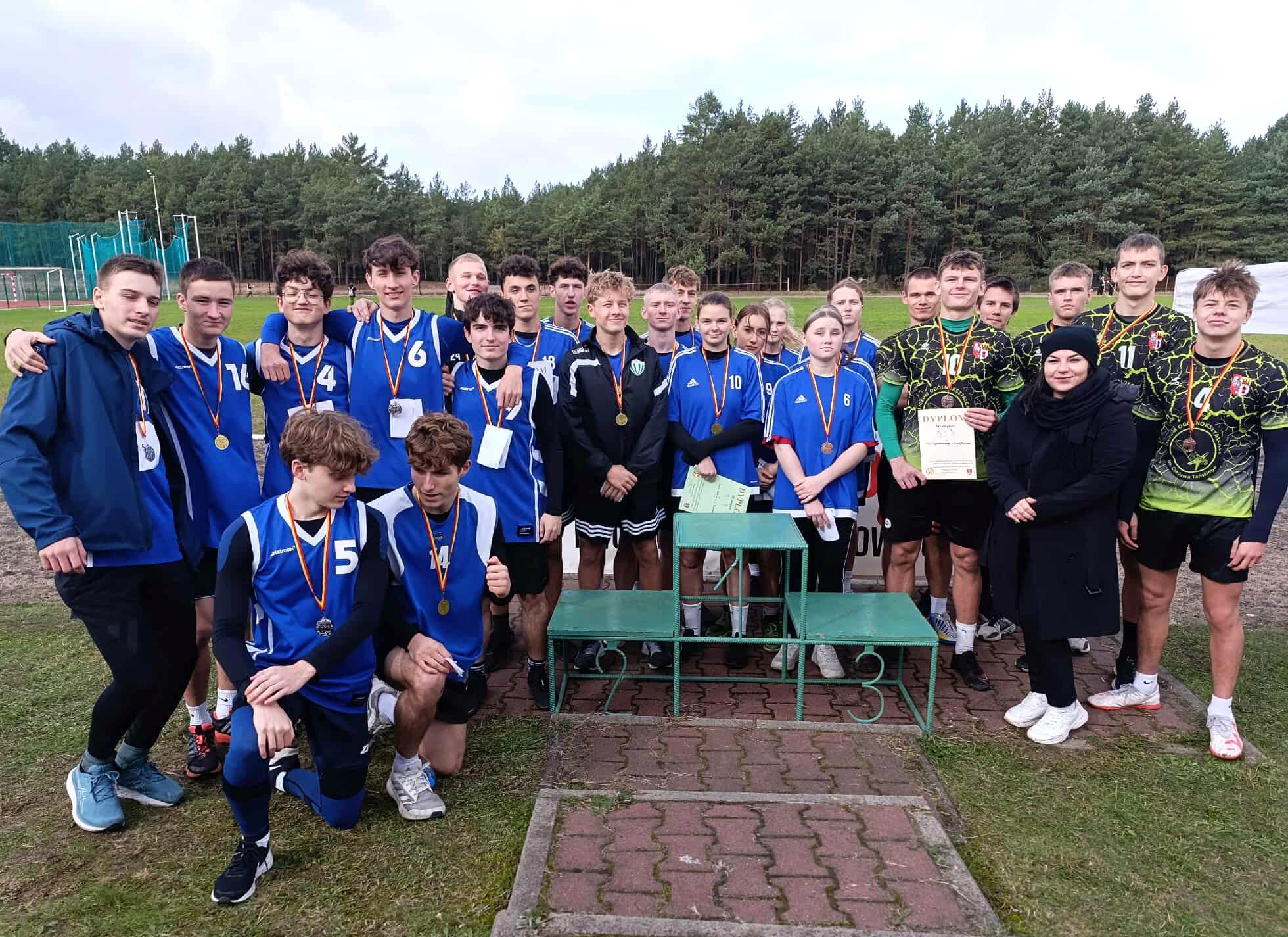 Międzypowiatowe zawody w sztafetowych biegach przełajowych