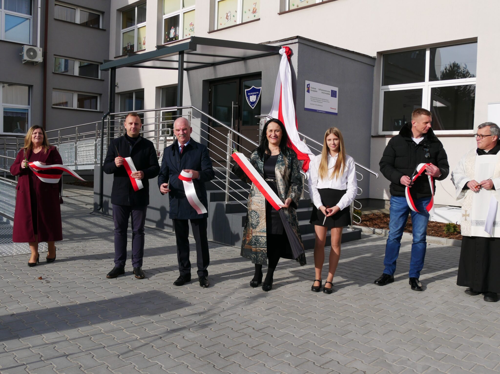 Nowa pochylnia dla osób niepełnosprawnych przy Szkole Podstawowej w Młodzieszynie – inwestycja na rzecz dostępności