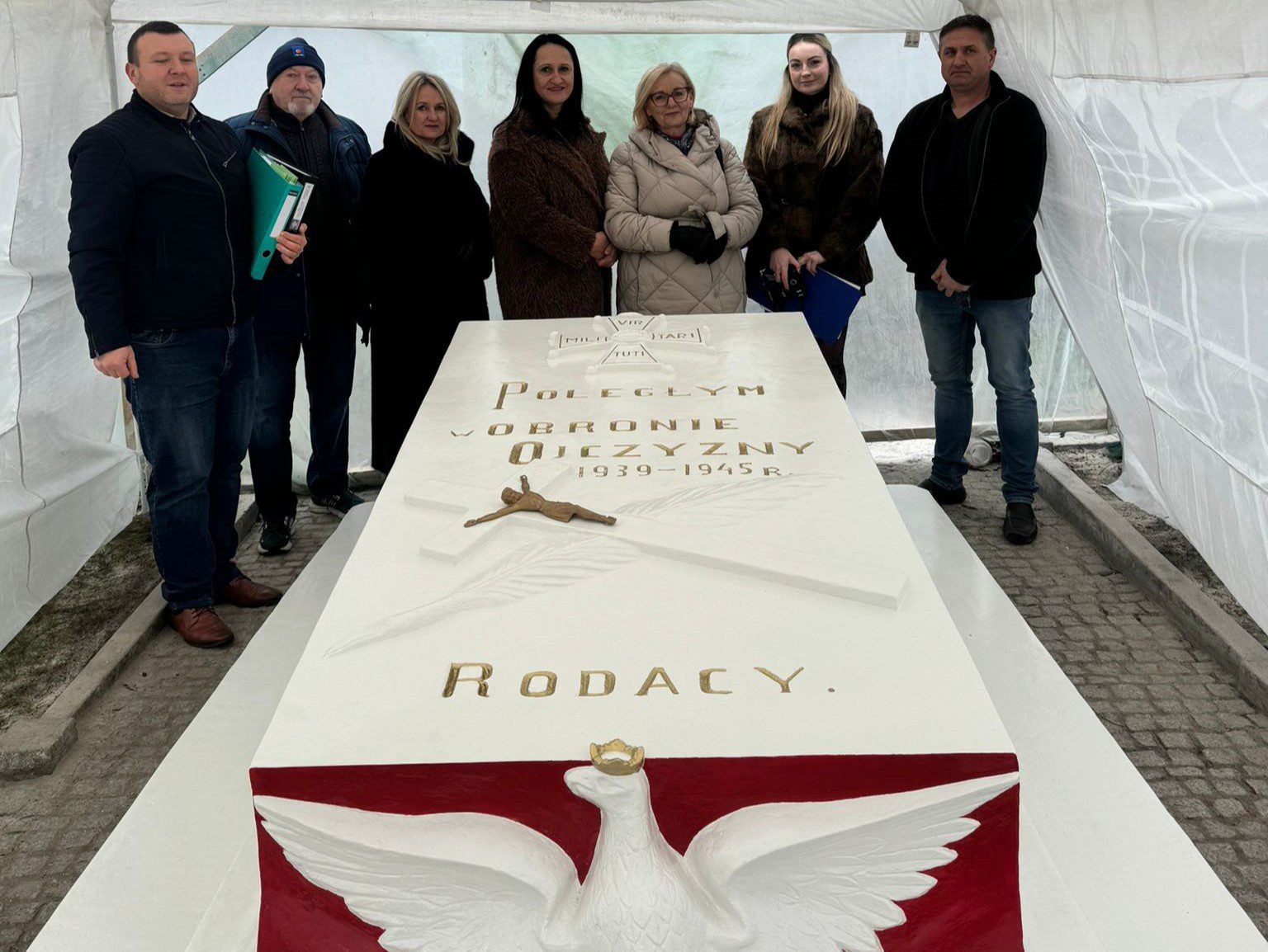 Zakończono prace restauratorsko-konserwatorskie pomnika głównego na cmentarzu parafialnym w Juliopolu