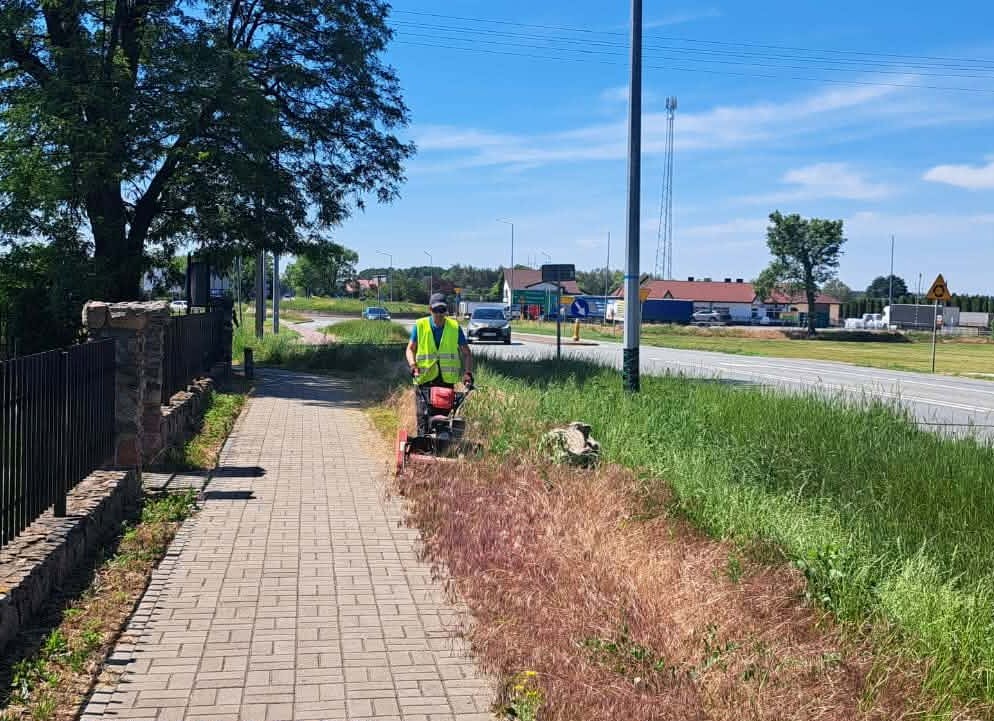 Prace porządkowe przy chodniku wzdłuż drogi krajowej nr 50