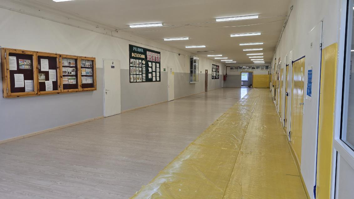 Trwa remont korytarzy i klatki schodowej w Szkole Podstawowej w Młodzieszynie