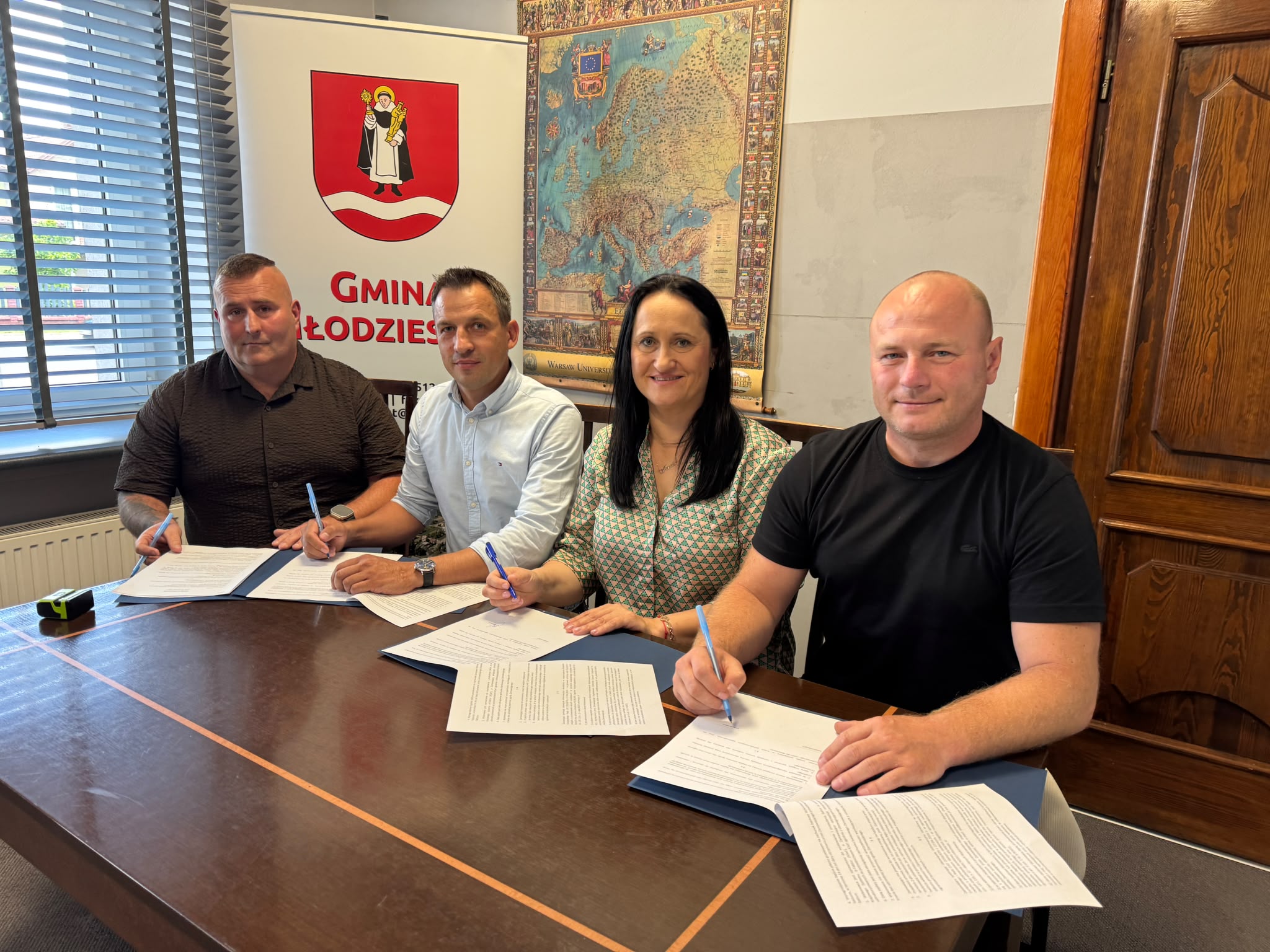podpisanie umów Młode Wilki Gawłów (3)
