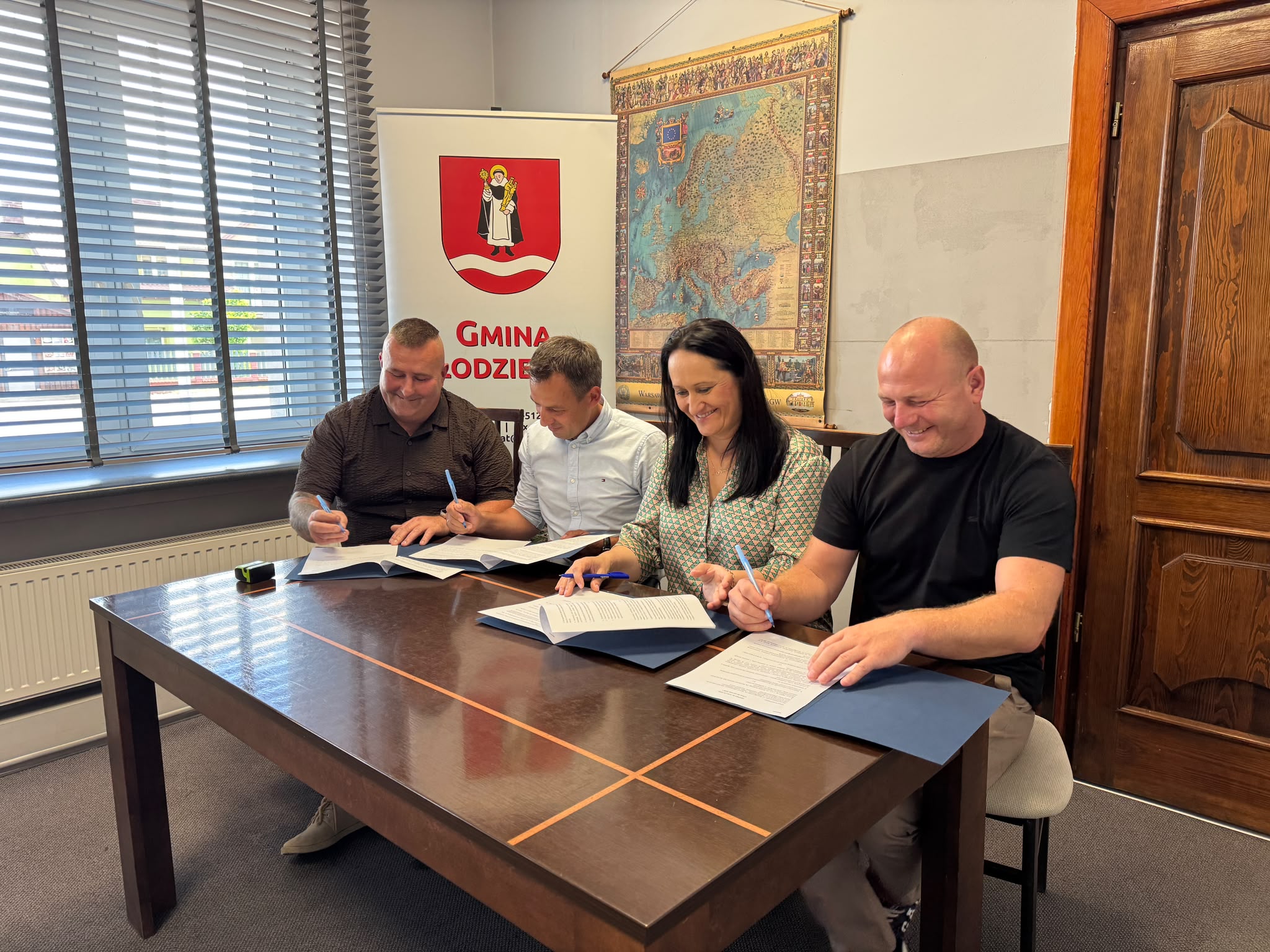podpisanie umów Młode Wilki Gawłów (4)